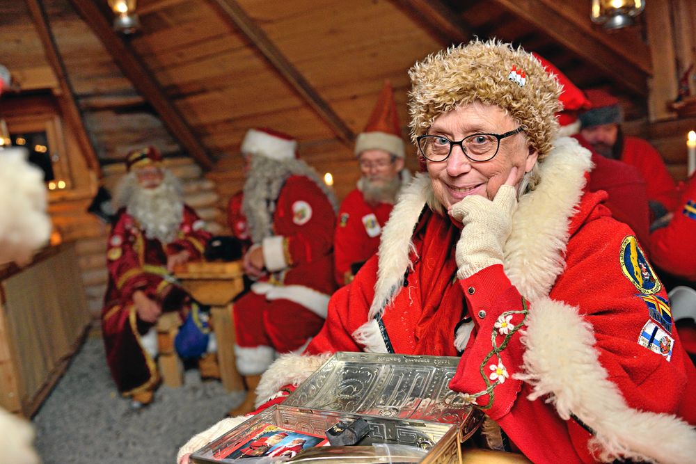 Wega Svensson och de andra tomtarna trivs i Köhlers koja, där de varje år tar emot förväntansfulla barn som skjutsats genom skogen med häst och släde.