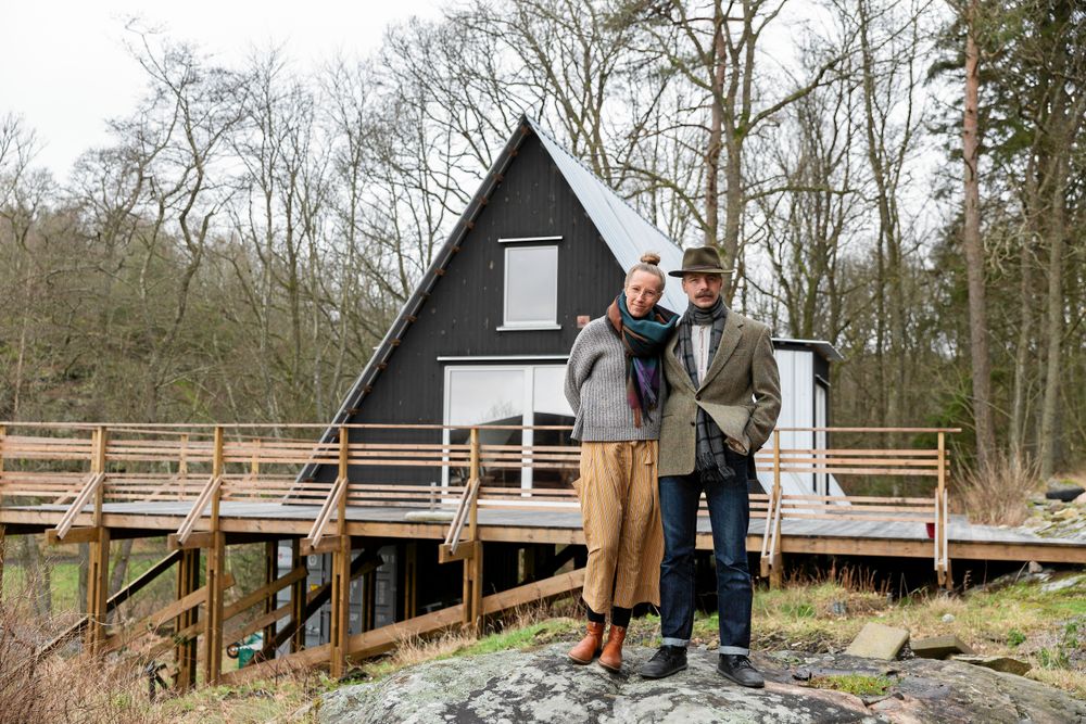 När paret behövde en studio och ett showroom byggde de ett ”A-framehus”. Trekantsformen är så härlig i en skogsmiljö, ”lite tipi-aktig” tycker Lina.