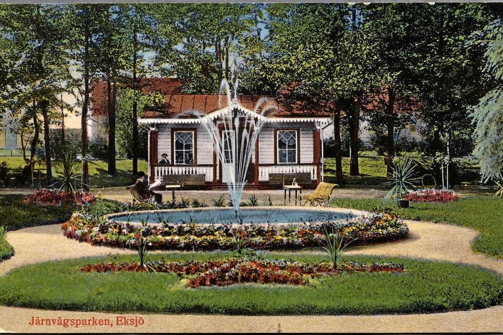 Sent 1800-tal var det fint med tapeter, rabatter med mönster av ettåriga, låga plantor. Det här vykortet skryter över planteringar i Eksjö.