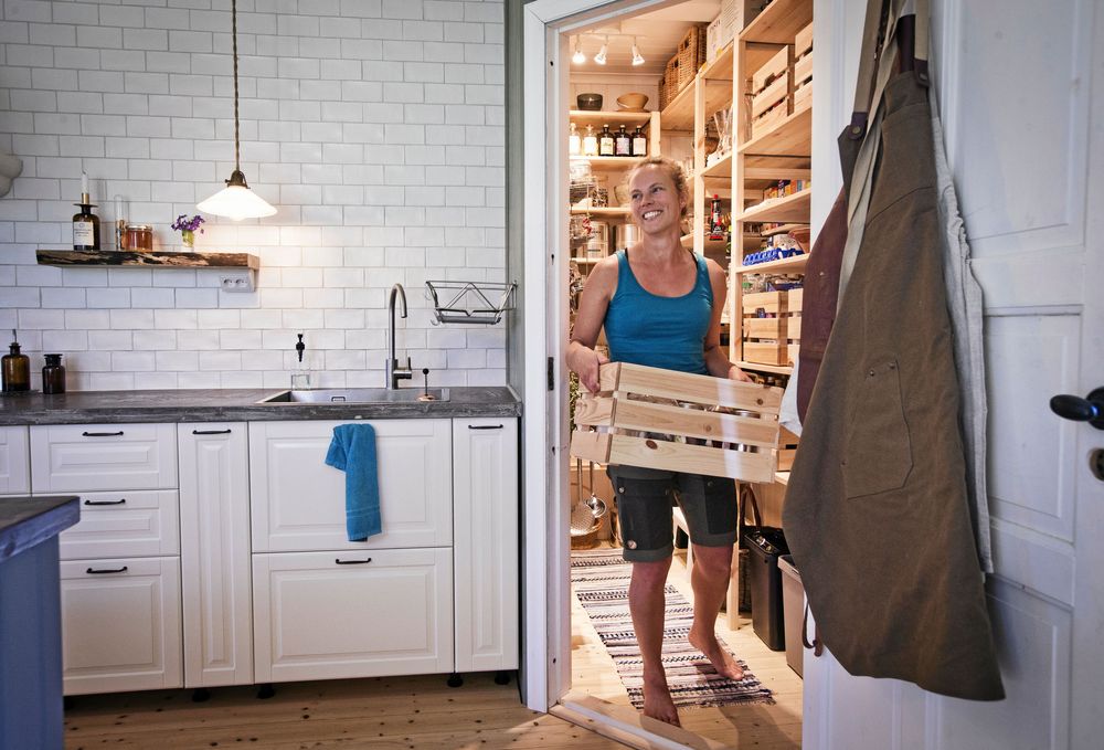 Det rejäla kallskafferiet med många hyllor och lådor är Karins favorit.