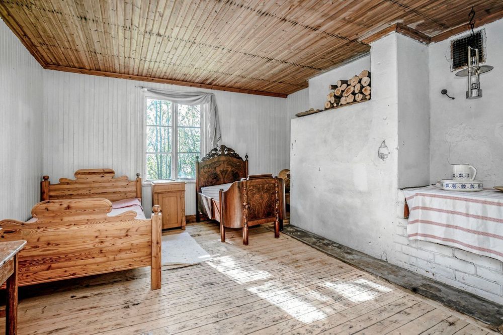 Möblemanget skvallrar om svunna tider på gården.