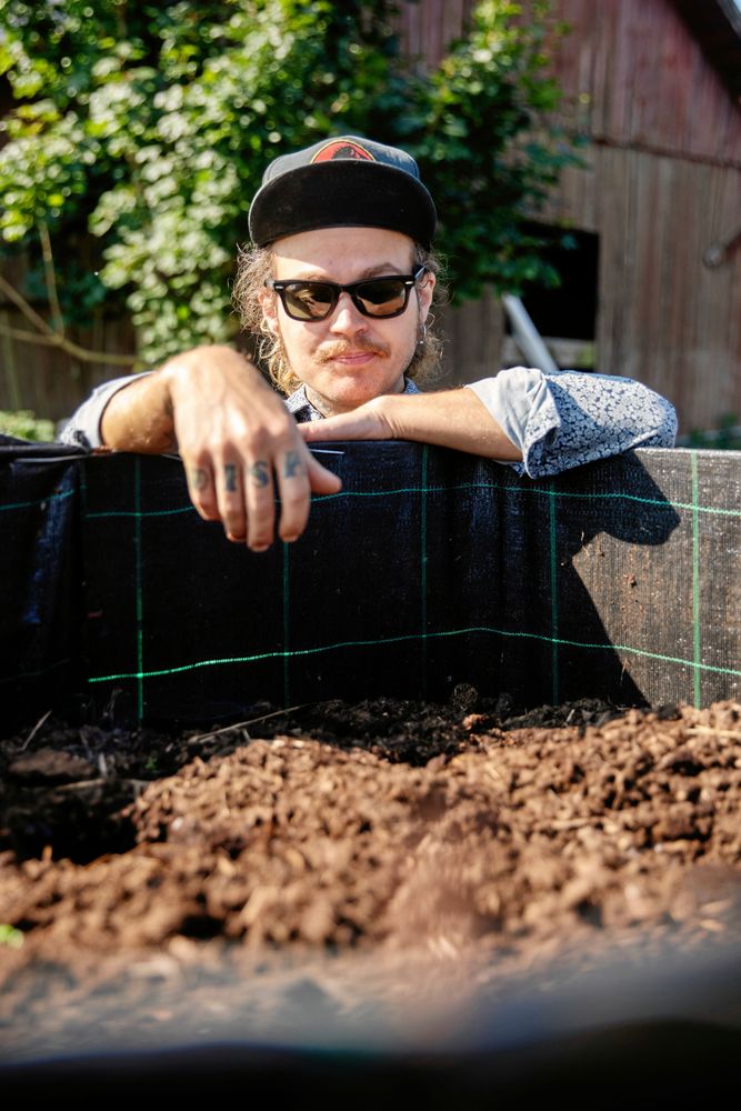 Danne inspekterar en ny sorts kompost som paret testar. Bra och frisk kompostjord är central i deras intensiva odling.