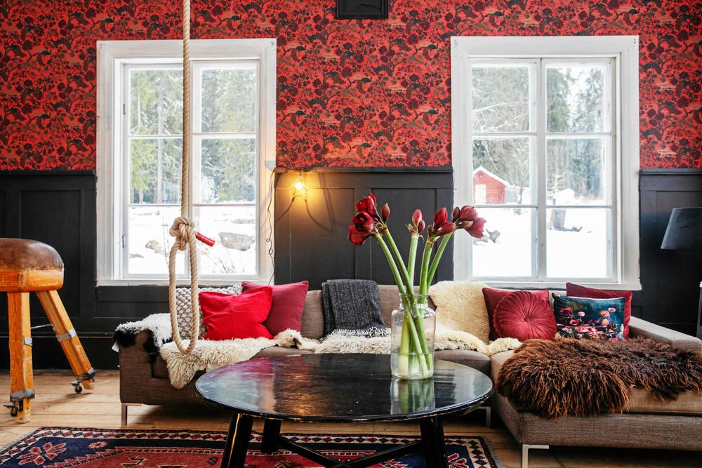 I salen sitter en dramatisk, orientalisk tapet i rött och guld och svartmålade vägg- och golvlister. Repöglan är en leksak.