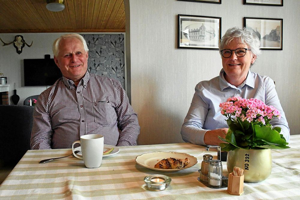 Ulf och Birgitta Eliasson i det samlingsrum där det serveras frukost och fika.