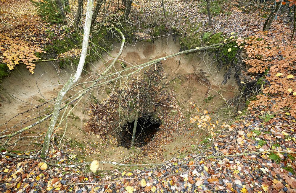 Utanför Onslunda på Österlen finns rester från gruvbrytning på 1940-talet, marken är förstörd och 20 meter djupa gruvschakt ligger i dagen mitt ute i den fina skogen vid Onslunda.