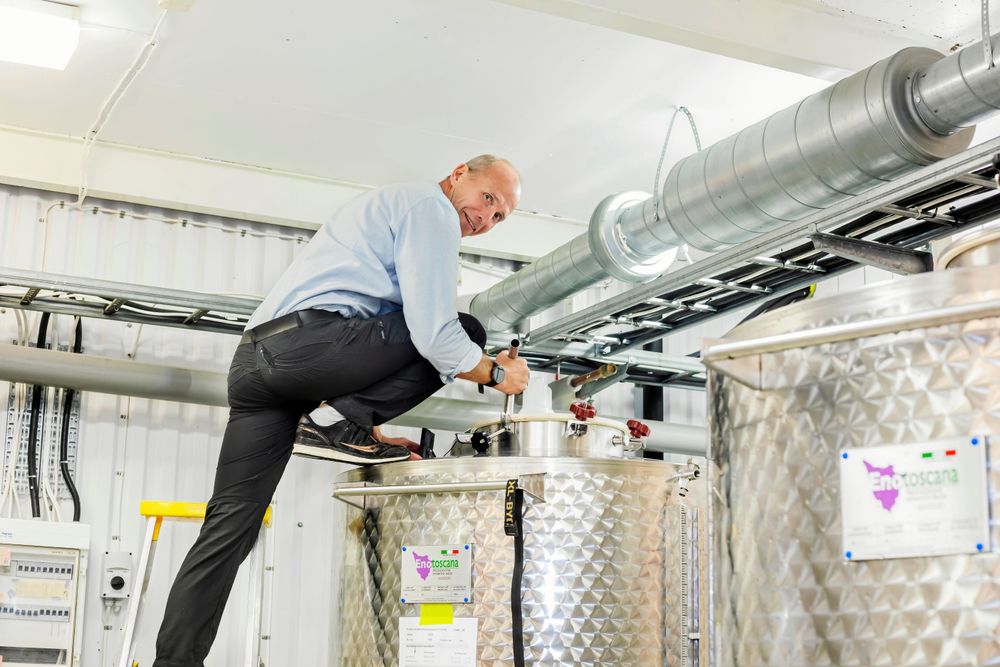 Lars kollar framstegen i tanken med det som ska bli glögg gjord på lingon.