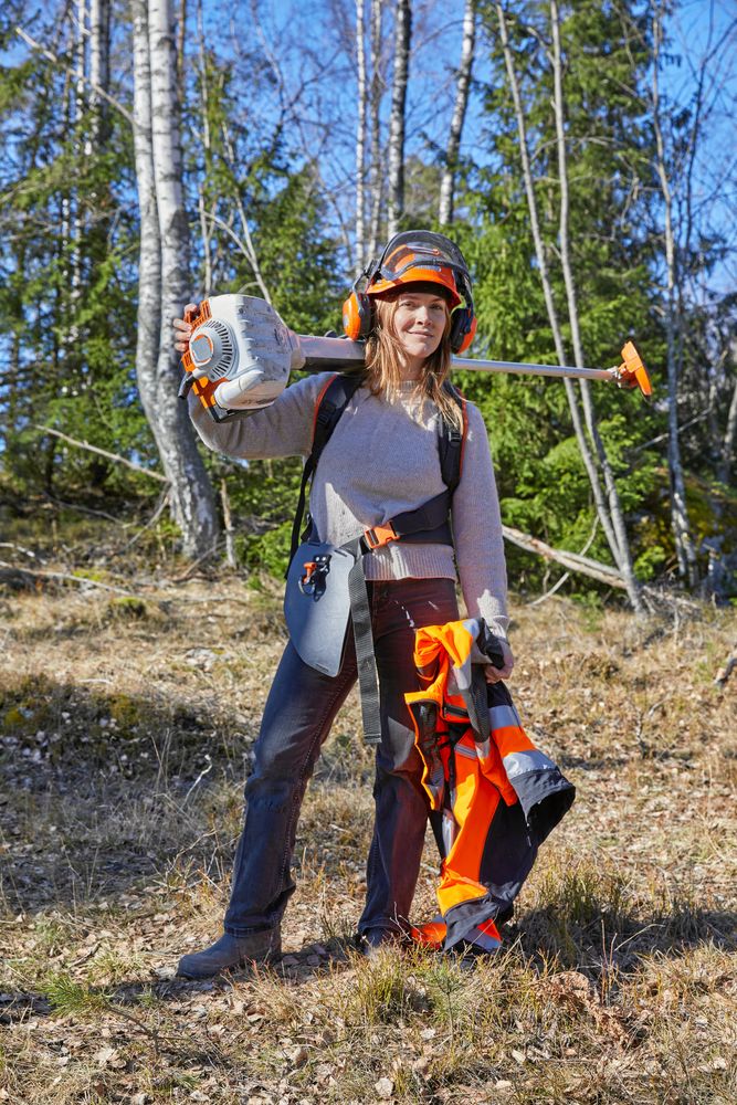 Skogen är Britas domän och hon är där med röjsågen så ofta hon kan.