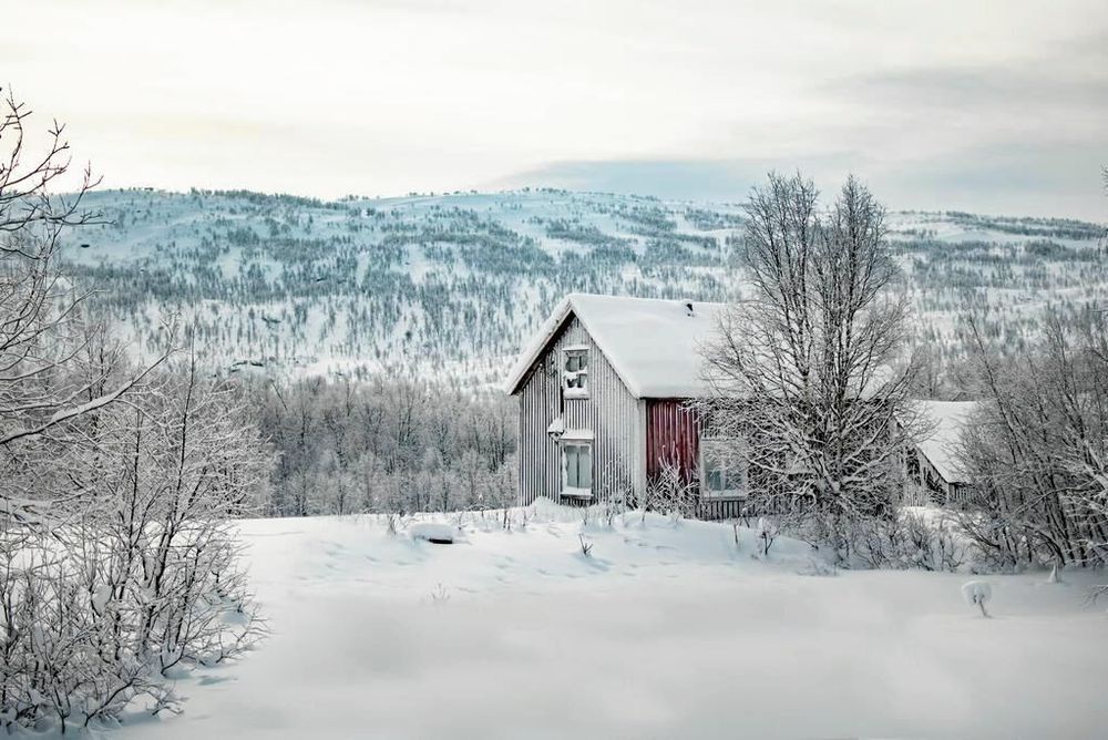 Förutom boningshuset ligger två mindre kojor och en ladugård också på fastigheten.