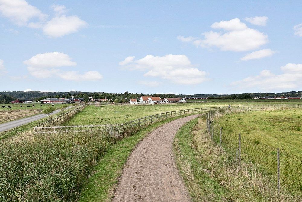 Till gården hör 4,7 hektar mark.