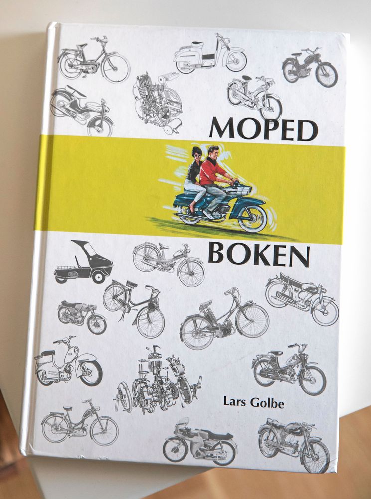 Lars kallar skämtsamt Lars Golbes mopedbok för bibeln. Där hittar han fakta om en rad gamla mopeder.