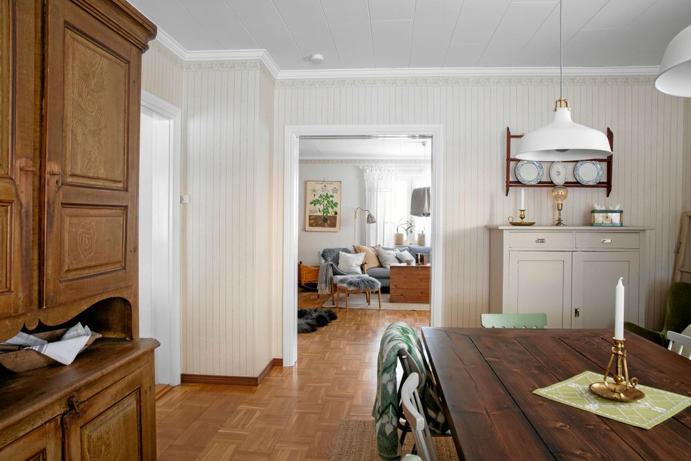 Matsalen ligger i fil mot vardagsrummet, med smarta, infällda skjutdörrar.