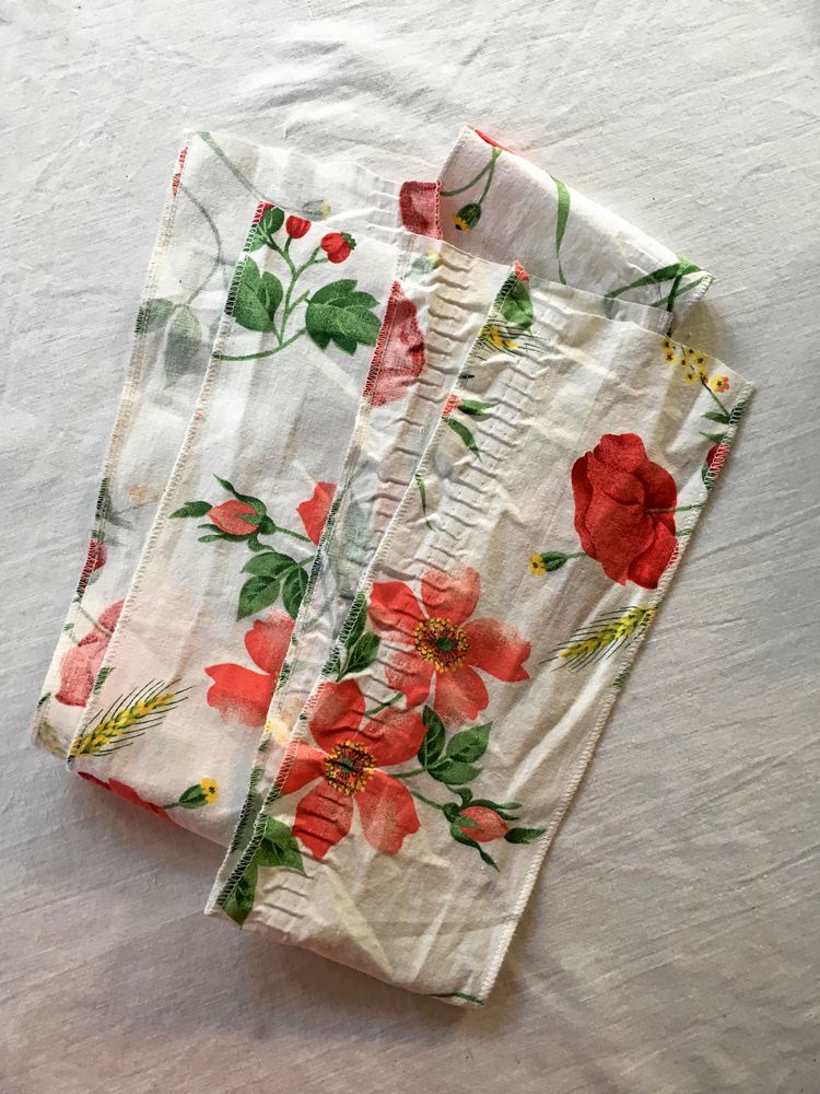 Två remsor bomullstyg.