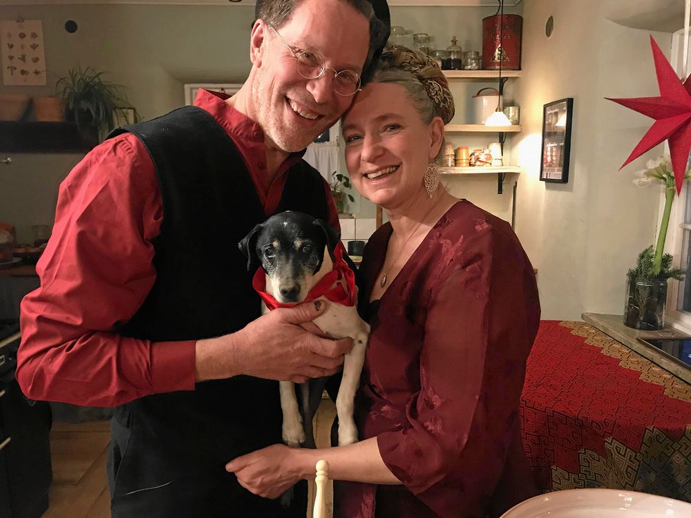 Julmysigt hemma på gården när Gustav och Marie välkomnar grannar och familj.