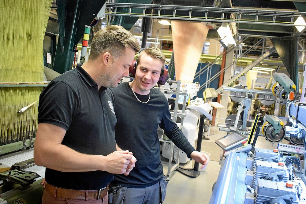 John Johansson är en av personerna som sköter om vävningen. Här i samtal med Andreas Johansson.