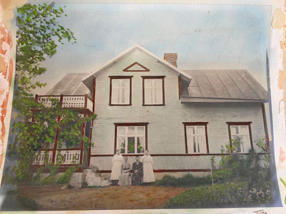 Den äldst bevarade bilden av nuvarande Backagården är från början på förra sekelskiftet och föreställer ägarna Anna och Oskar Danielsson med dottern Nanny och familjens piga framför ingången.