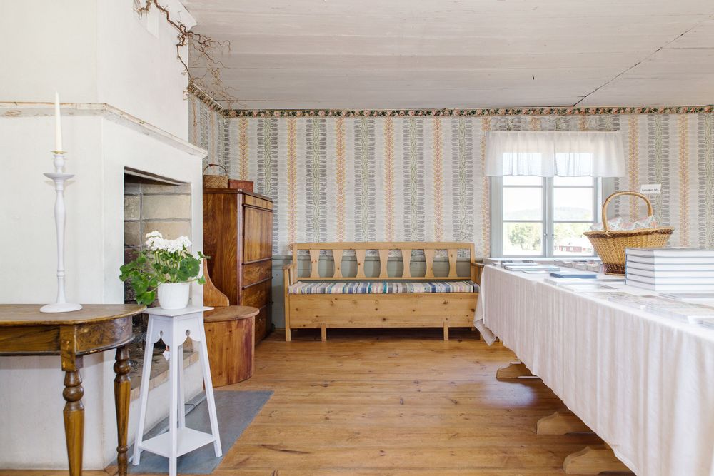 Östra salen är ljus och rymlig med vackra interiörmålningar.