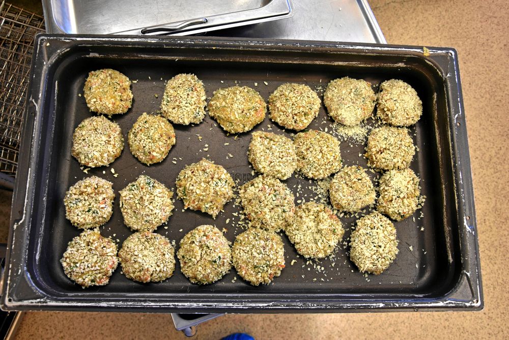 På väg in i ugnen. Med åkerböna som grund görs grönsaksbiffar.