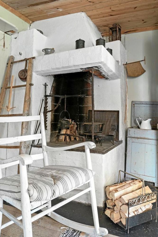 En murad spis hjälper till att hålla värmen i stugan.