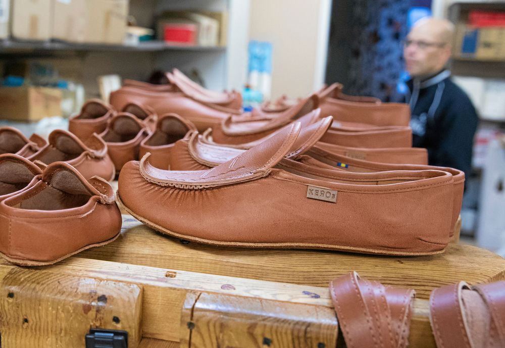 Handsydda näbbskor av mjukaste renskinn av bland andra Stefan Grankulla som syns i bakgrunden.