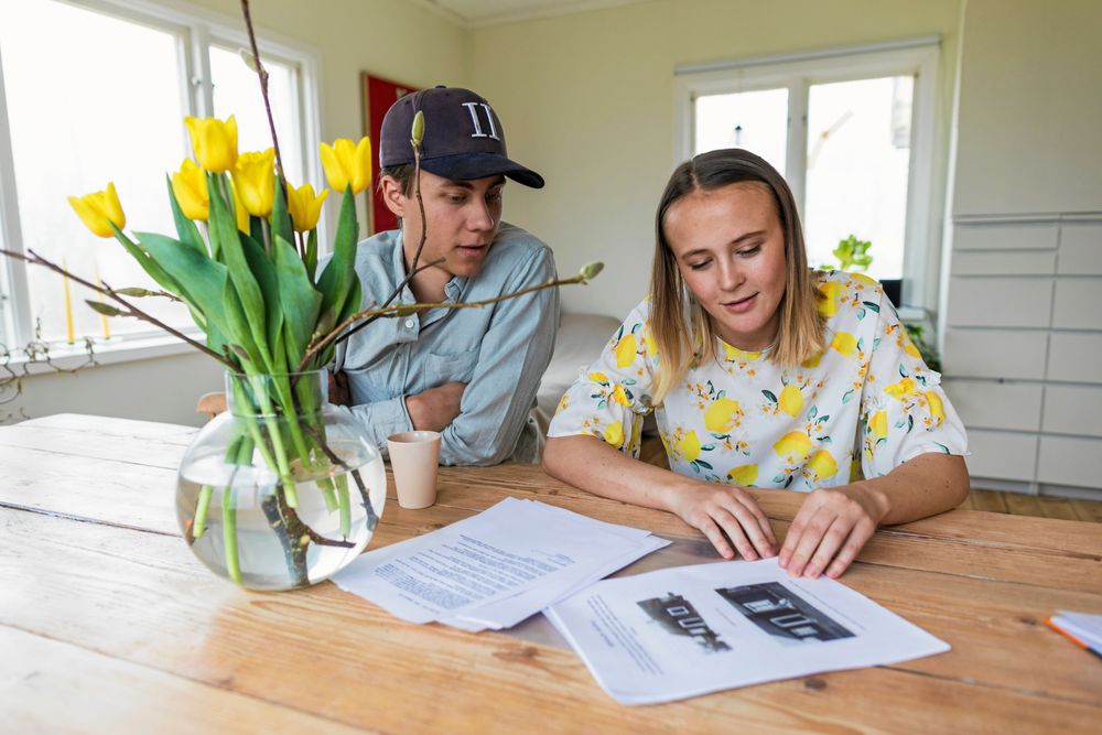 Tom och Julia har fått mycket information från grannar och bybor både muntlig och skriftlig, plus bilder.