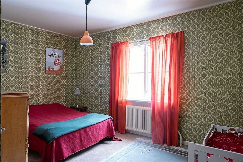 Suvrummet har plats för en dubbelsäng eller flera enkelsängar.