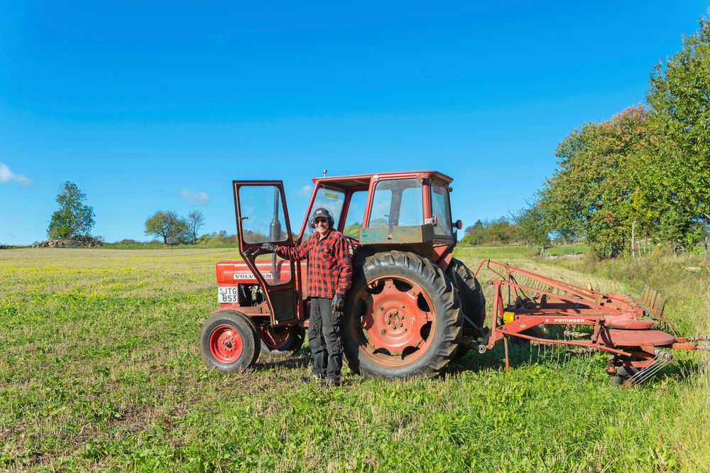 På gården driver Thomas ett mindre jordbruk med spannmål och köttdjur.