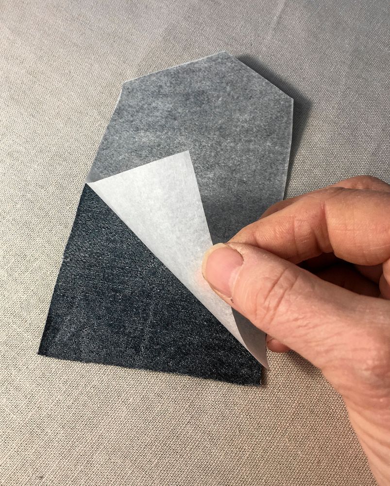 Bort med skyddspappen, klister under.