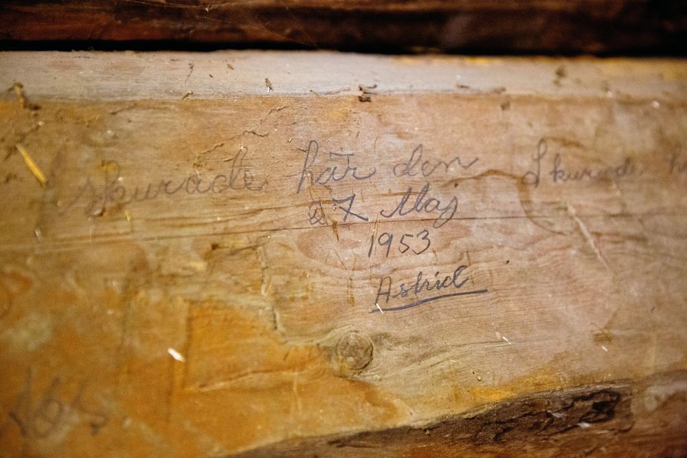 En inristad hälsning på vinden: "Skurade här den 27 maj 1953, Astrid"