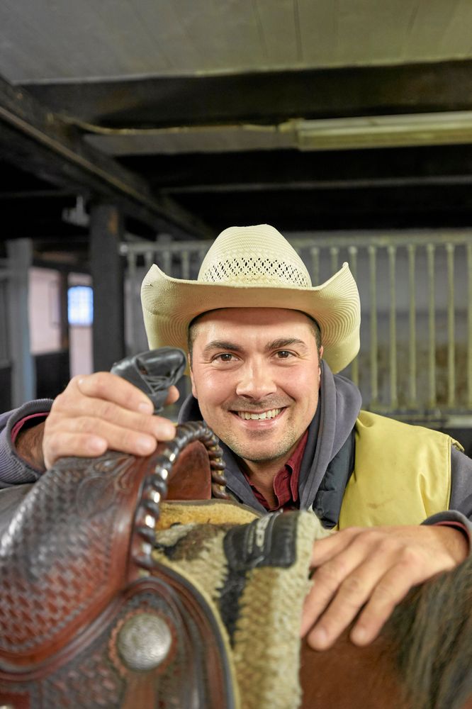 Moreno visar en westernsadel med ett så kallat horn där man fäster lassot, breda stigbyglar och ett westernträns med långa tyglar.