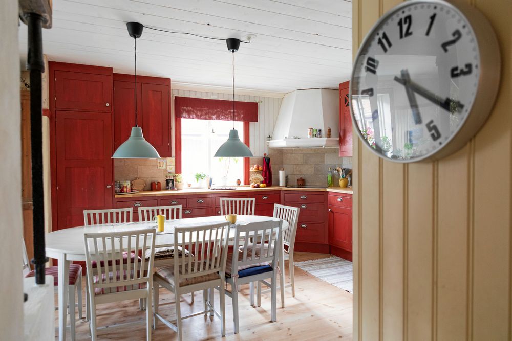 Lidhultsköket är tillverkat ett par kilometer bort. Johanna har själv målat luckorna i engelskt rött för att få transparent färg och synliga penseldrag.