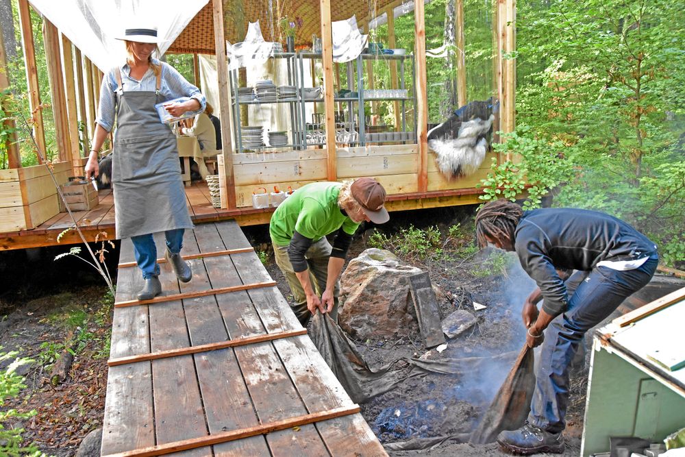 Flemming och volontären Zou vid kokgropen där de tjocka reven har fått långkoka.