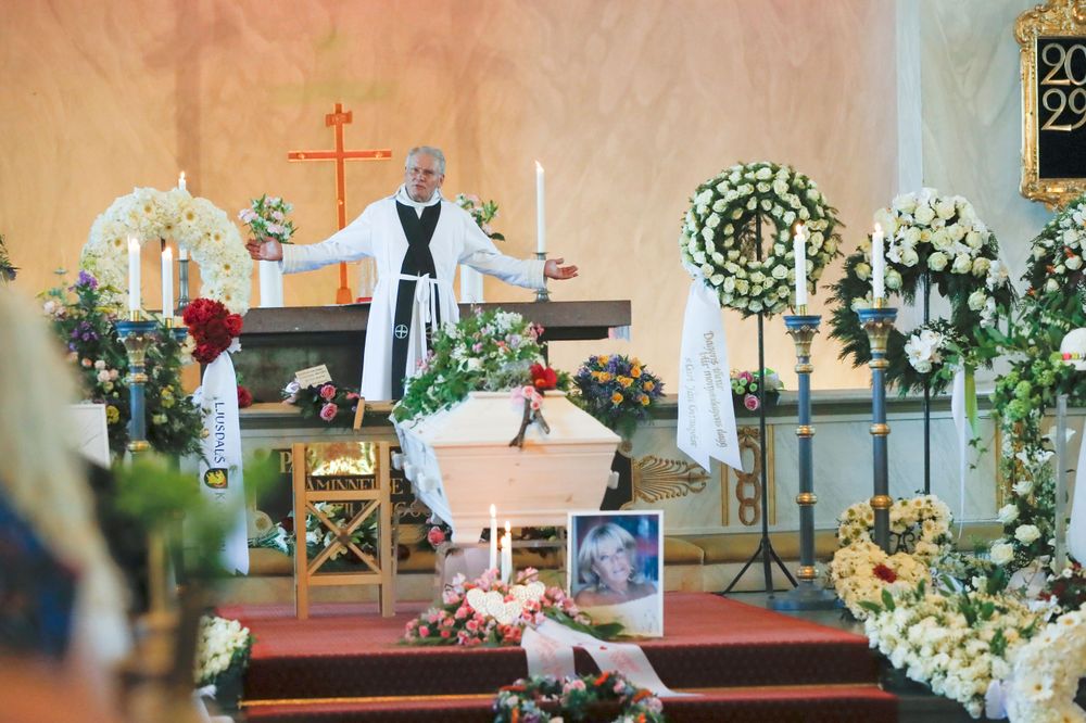 "Mitt i sorgen och saknaden hoppas jag att dagen ska präglas av ljus, tacksamhet och alla fina minnen av Barbro. Hon var en helt fantastisk person.", sa tidigare kyrkoherden Gustaf Åhman under ceremonin.