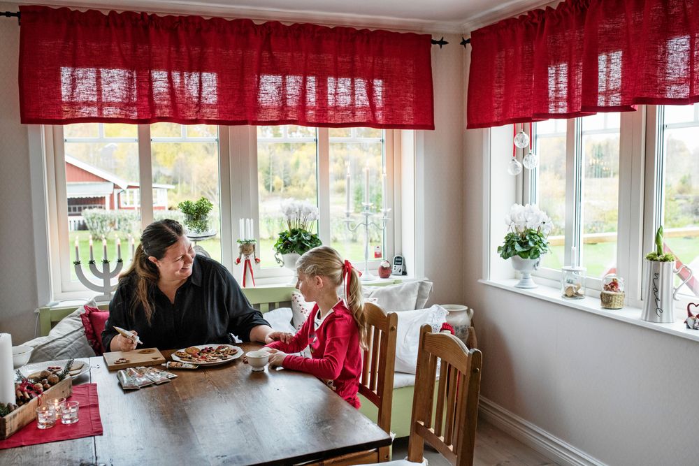 Här i köket sitter Bodil och Linnea ofta och pysslar, särskilt inför jul.
