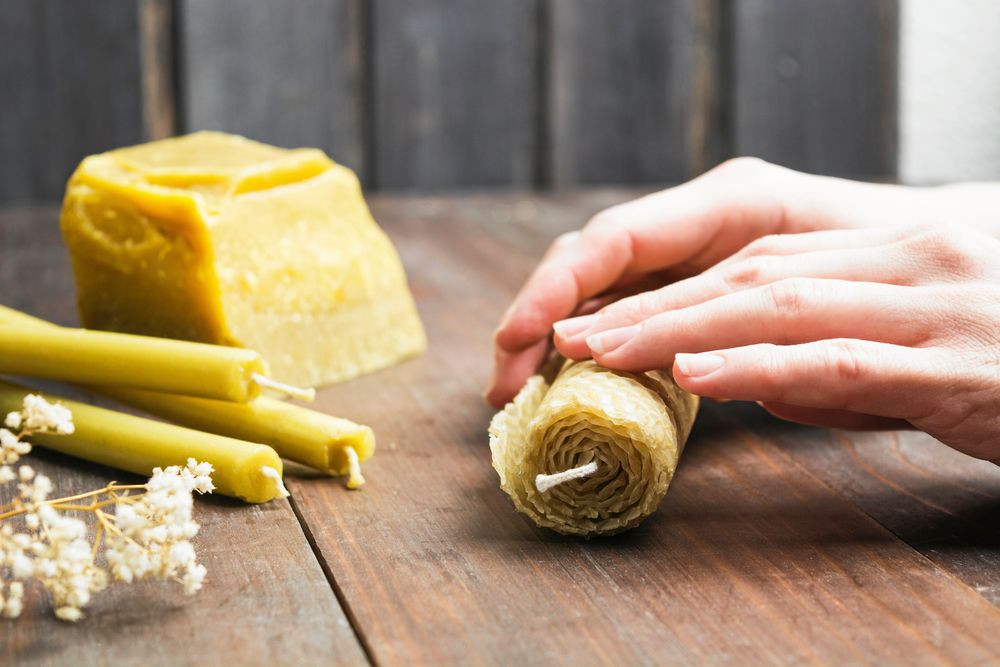 Ljus av bivax kan rullas, gjutas eller stöpas.