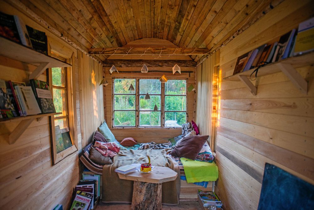 UTHYRES. "Biblioteksvagnen" är ett annat "tiny house" som David med hjälp av några andra ortsbor har byggt och hyr ut via AirBnB.