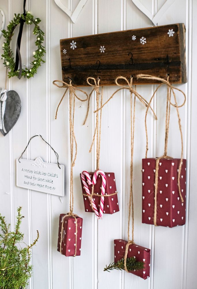 Knappbräda i hallen med små julklappar.