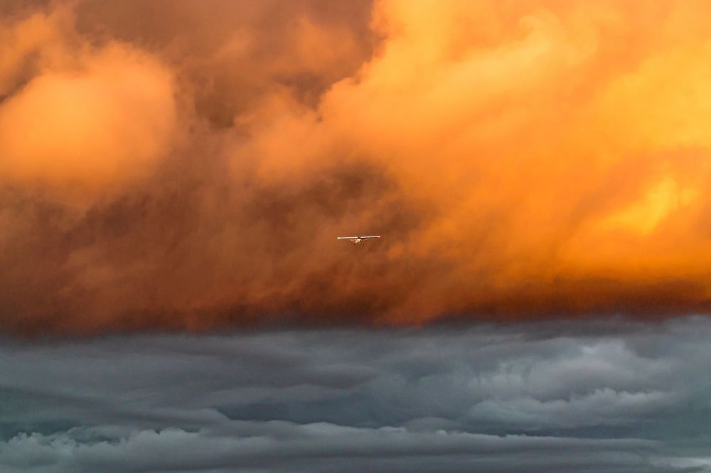PLATS 2-5. Krister Ring i Borås fick en bild av ett litet flygplan på väg mot flygfältet i Viared, just när solen börjad belysa ovädret som var på väg bort.