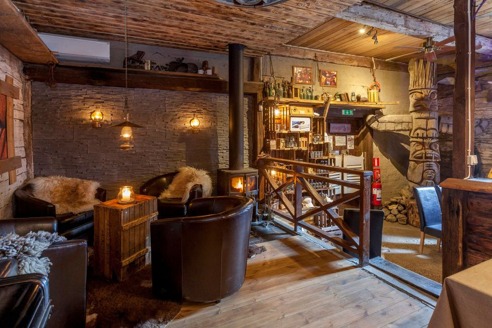 En rustik saloon med plats för umgänge.