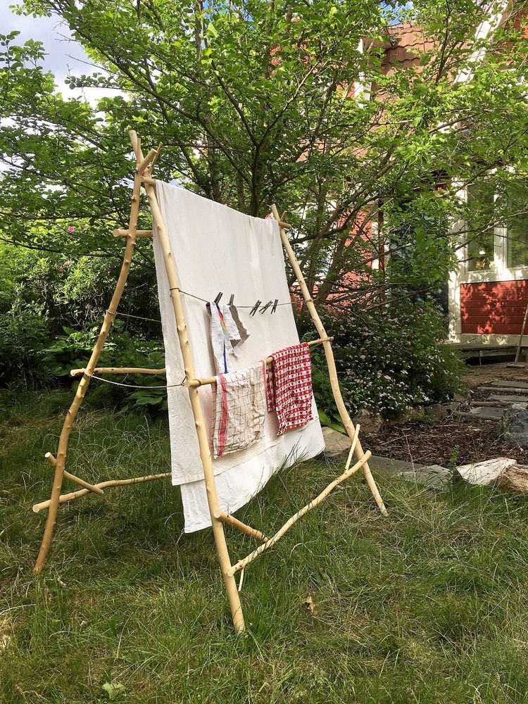 Här kan tvätten torka eller kläder hängas på vädring. Fälls ihop mot en vägg när den inte behövs.