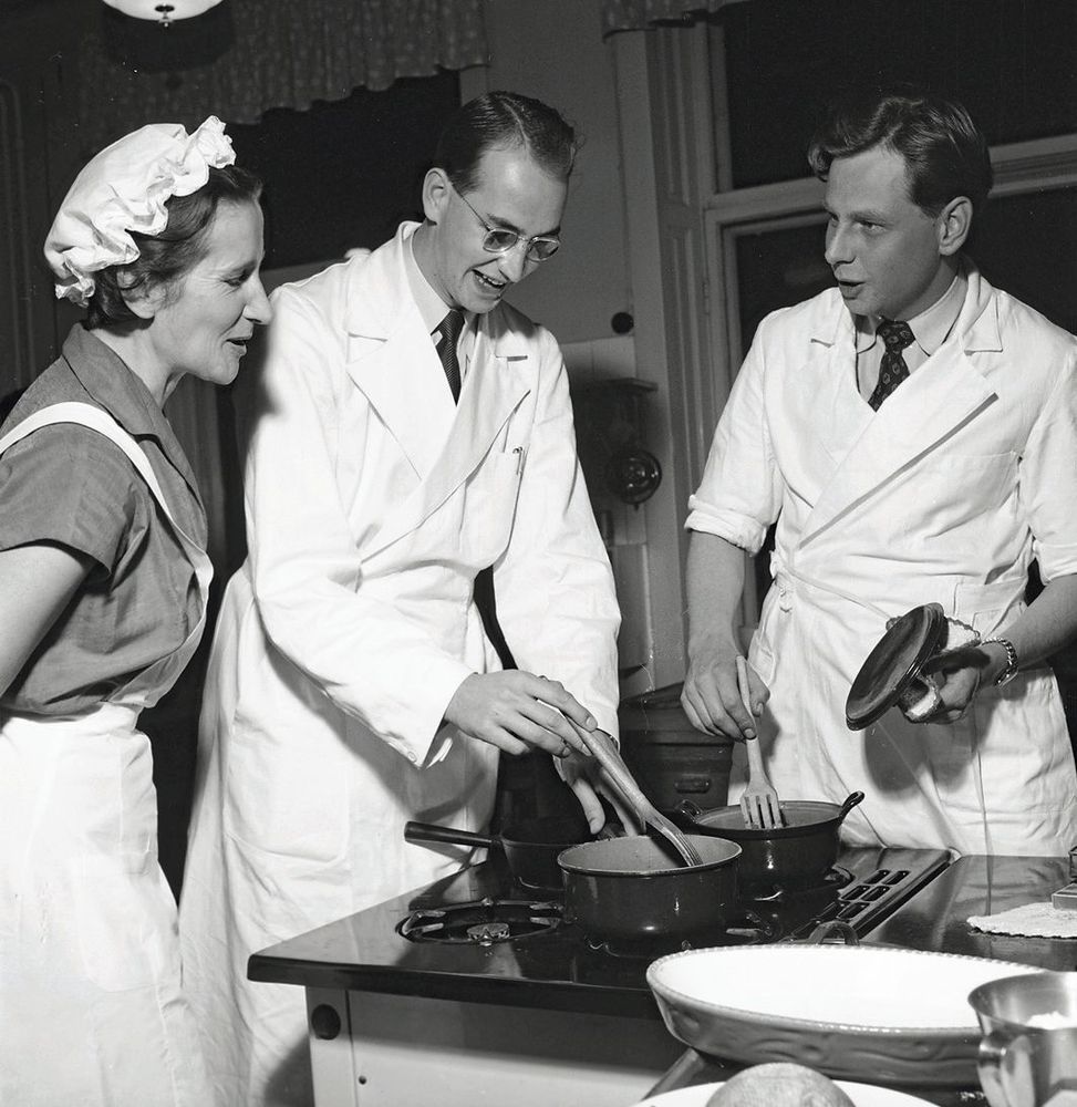 På 60-talet släpptes männen in till kvinnans domäner. Läromästaren är en erfaren husmor som vet att reda en sås.