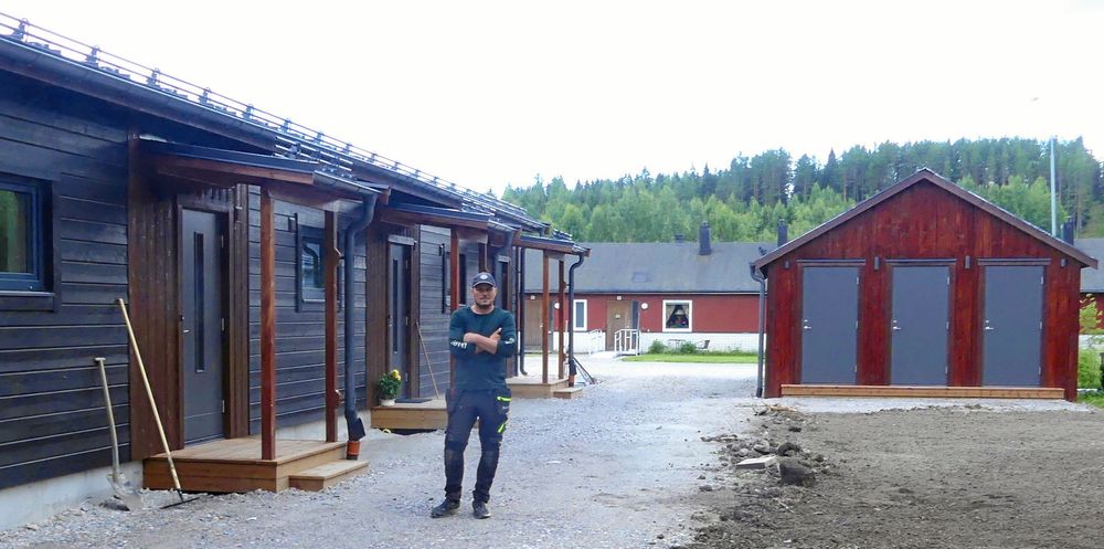 Christoffer vid framsidan av huset, vars tre lägenheter blev uthyrda direkt.