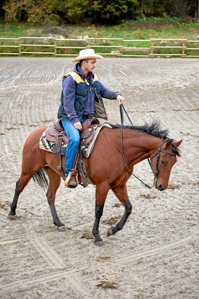 Westerridnig kräver skicklighet. Moreno är i perfekt samklang med hästen som här spinner runt i en slags piruett.
