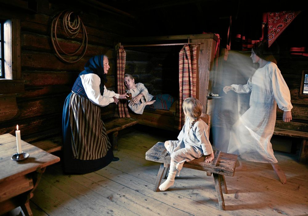 En "klok gumma" gör hembesök, som baserade sin vård på kunskap om läkeörter, men ofta även en dos vidskepelse.