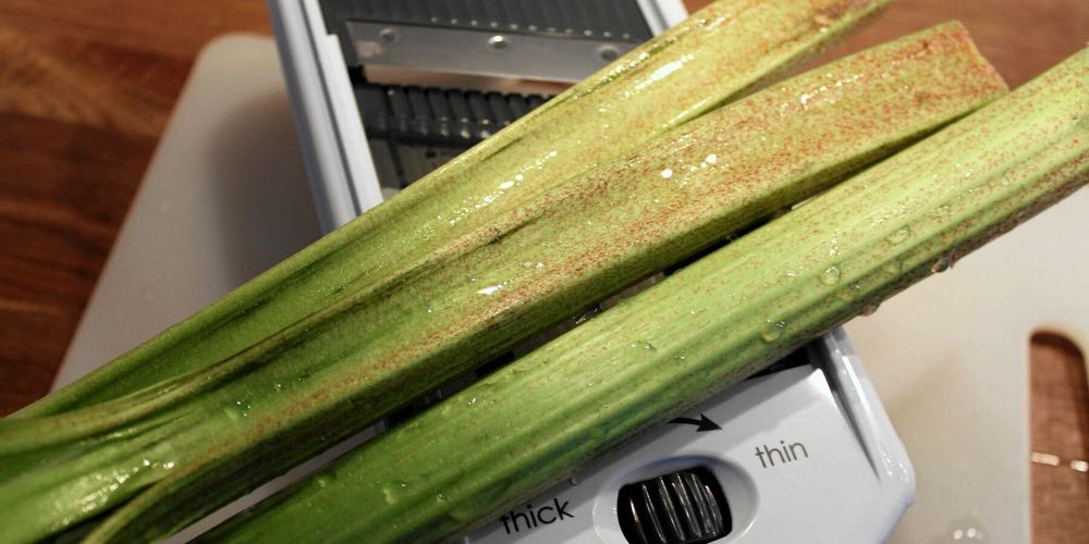 Använd en mandolin för att skära tunna skivor eller strimlor av din rabarber. Eller så använder du en vass kniv.