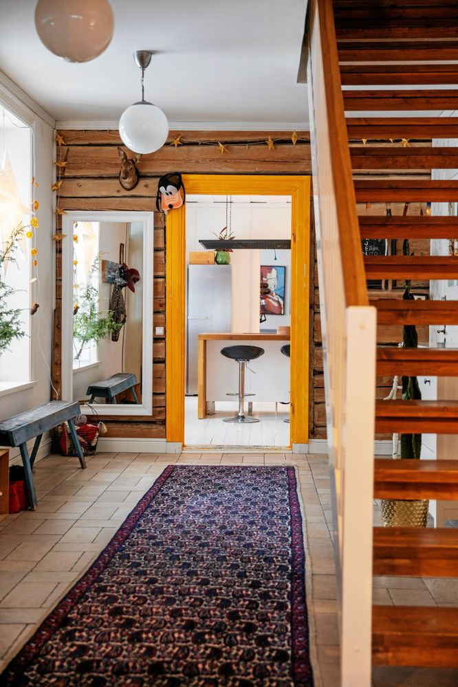 Färgklick. Den neongula dörrkarmen är Stinas idé, medan Thomas var mer tveksam.