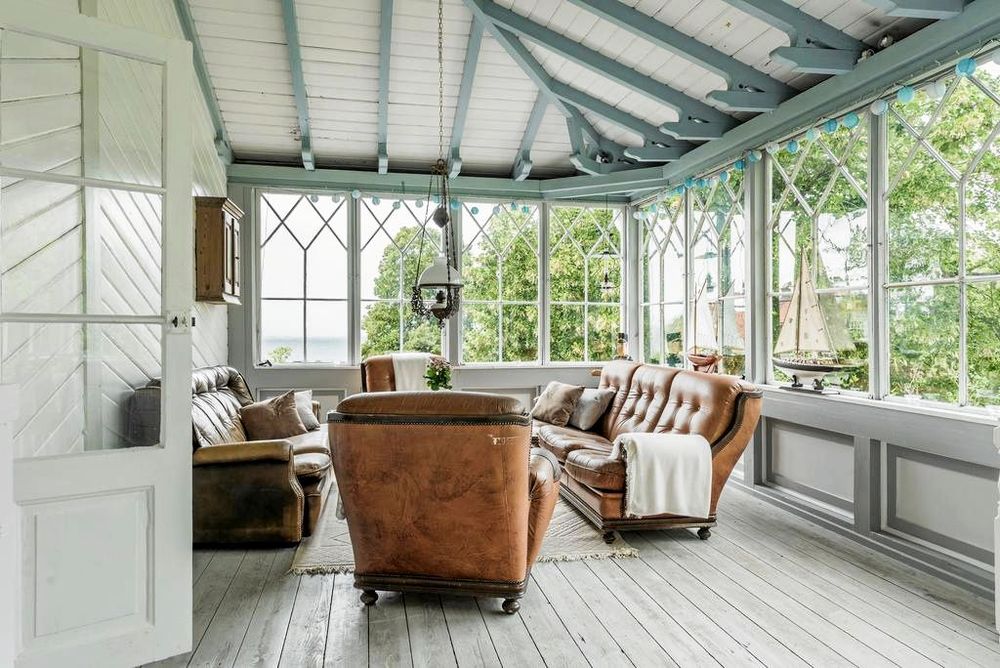 Glasveranda med utsikt över Vättern.