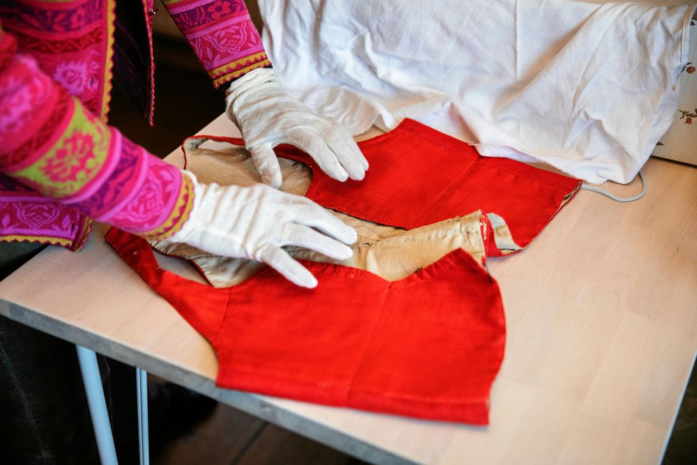 Ett livstycke från 1700-talet som Mona ropat in på auktion och förvarar i sin stora låda med andra antika folkdräktsdelar.