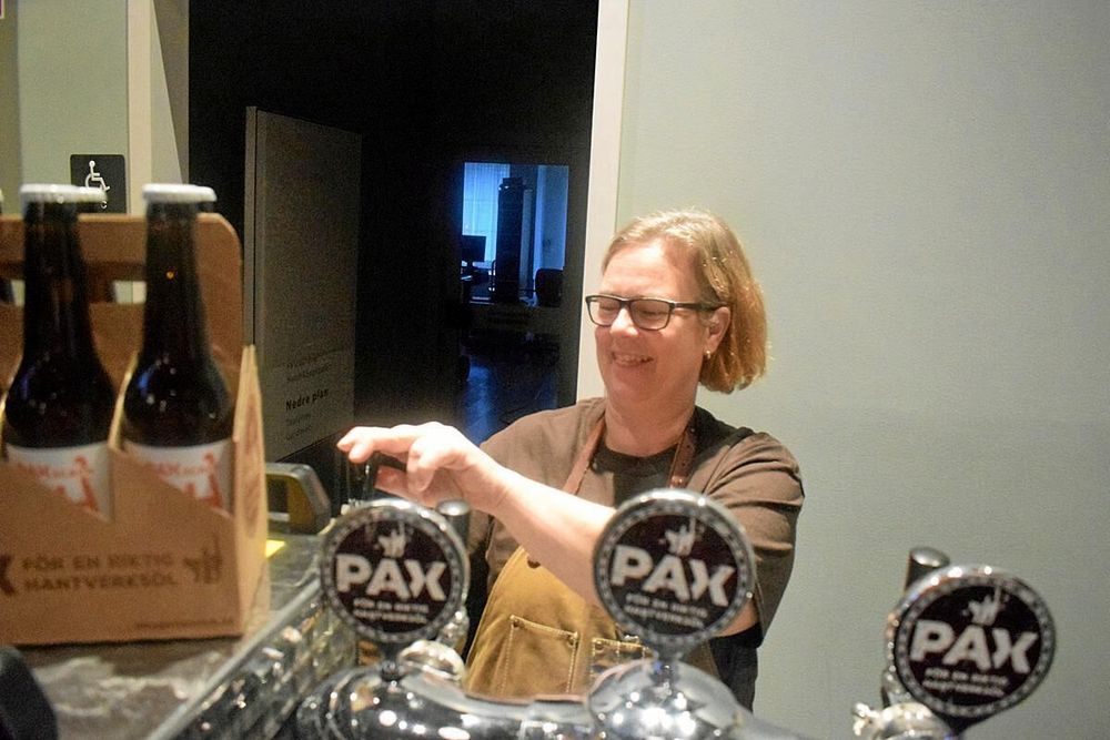 Marika Sjöström serverade öl från Pax Brygghus som har sin verksamhet i Flyinge utanför Eslöv.