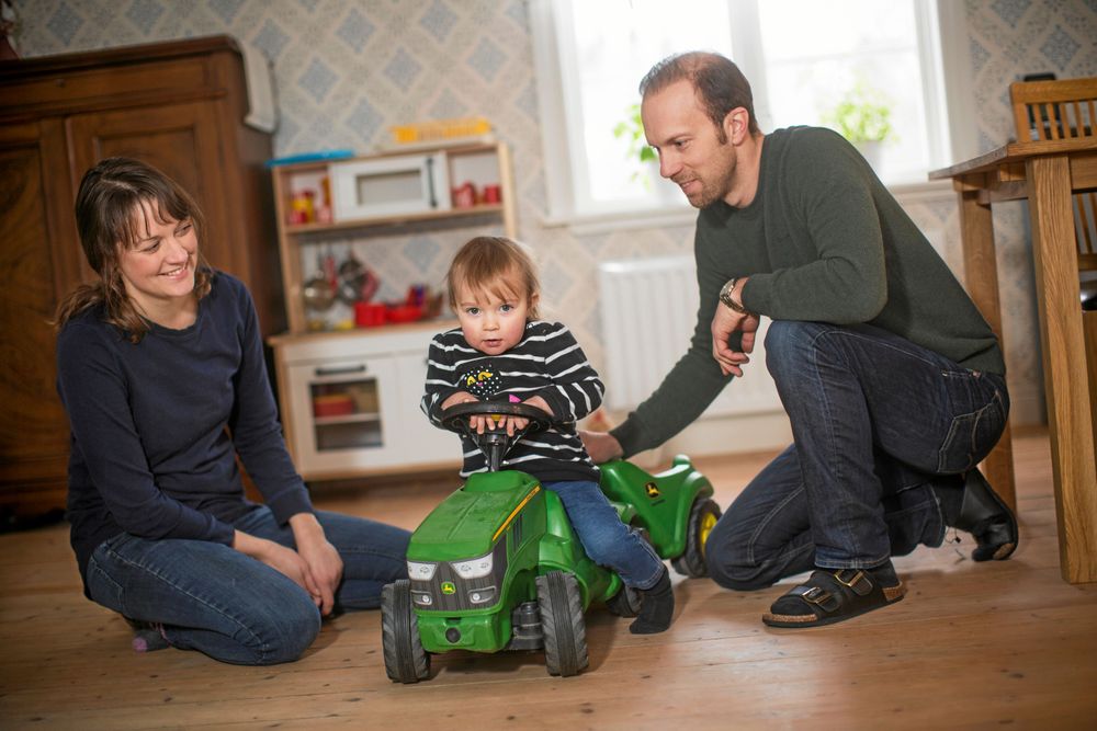 Efter att Erika och Simon flyttat till byn Ledja och fick dottern Sofia, så har en föryngring skett och fler barnfamiljer bor här nu.