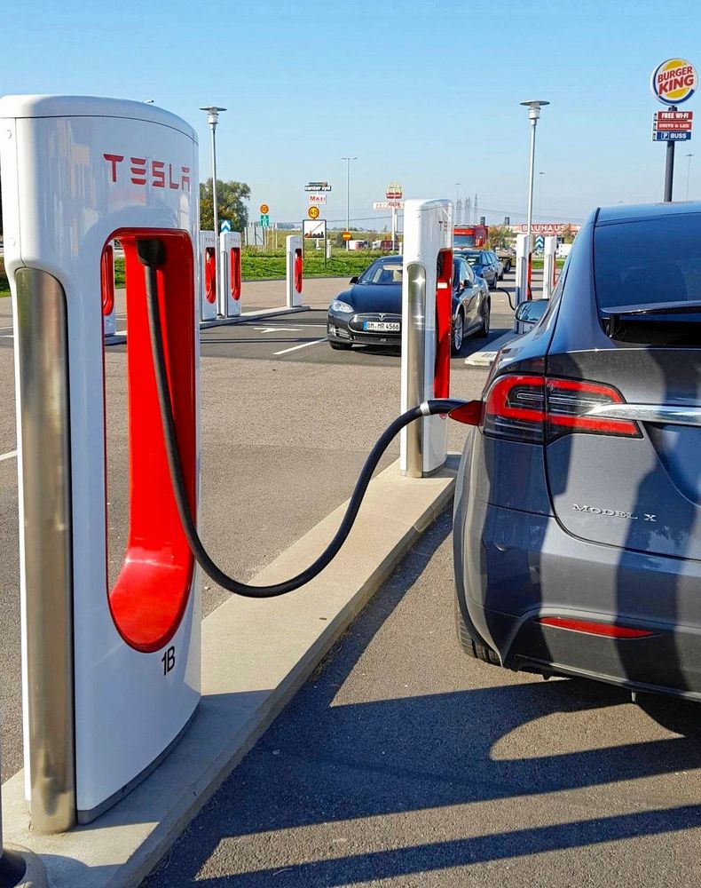 Teslaägaren får ladda 400 kWh, cirka 1 600 kilometer, gratis per år i Teslas nätverk av laddstationer i Europa.